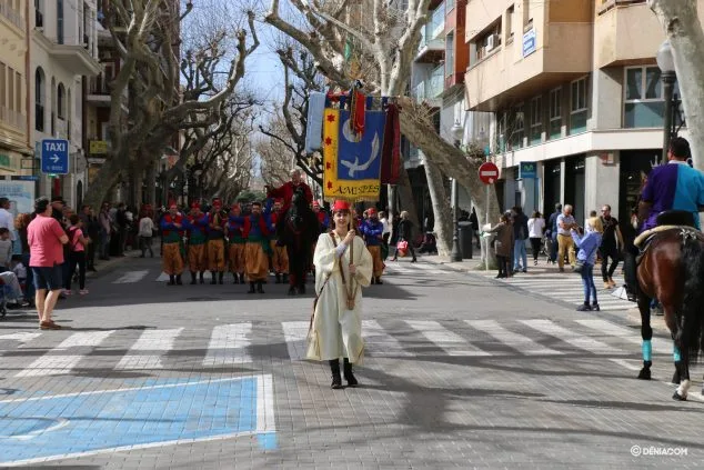 Moros y Cristianos se despiden de las calles de Dénia hasta verano 33 entraeta fin de mig any 2020 33