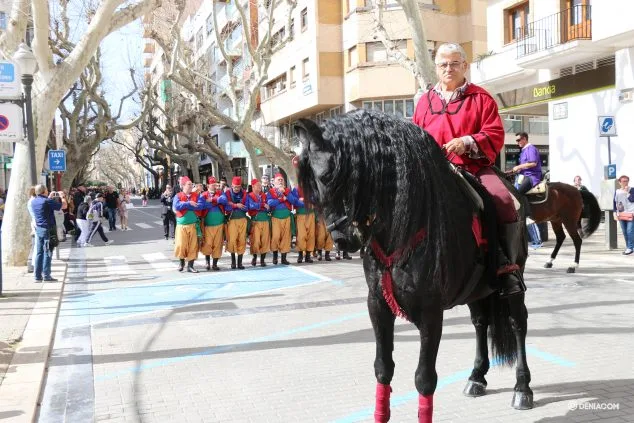 Moros y Cristianos se despiden de las calles de Dénia hasta verano 35 entraeta fin de mig any 2020 35