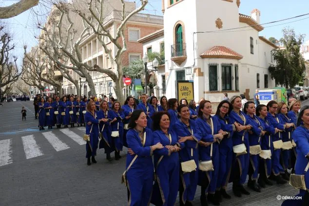 Moros y Cristianos se despiden de las calles de Dénia hasta verano 49 entraeta fin de mig any 2020 49