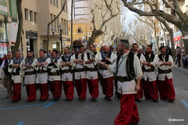 Moros y Cristianos se despiden de las calles de Dénia hasta verano 57 entraeta fin de mig any 2020 57