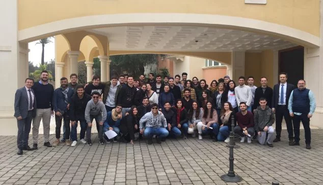 Imagen: Estudiantes visitando el Hotel Marriot La Sella Golf