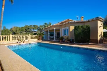 Exterior de una casa para seis personas en alquiler en Dénia – Aguila Rent a Villa