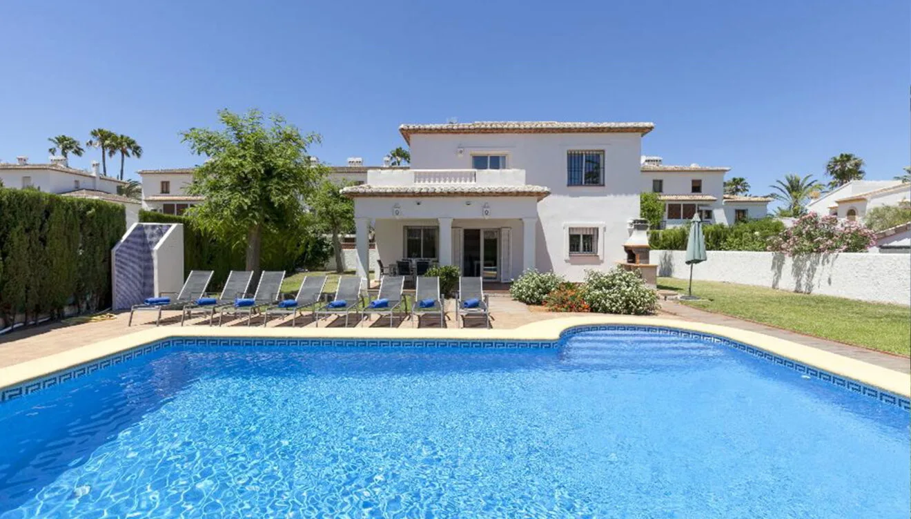 Fachada de un chalet al lado del mar en Dénia - Quality Rent a Villa