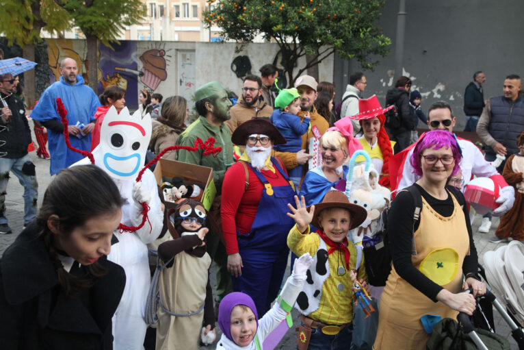 Familias disfrazadas para el Carnaval de Dénia
