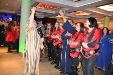 Festeros desfilando durante la cena de gala de 2019