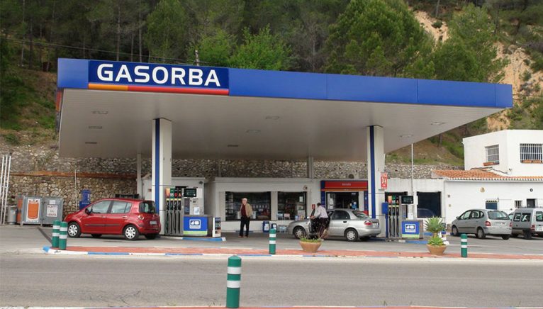 Estación de servicio Gasorba, con distintos servicios: gasolinera, lavadero y tienda