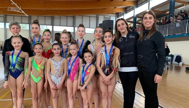 Imagen: Gimnastas del Club Gimnasia Dénia con sus entrenadoras