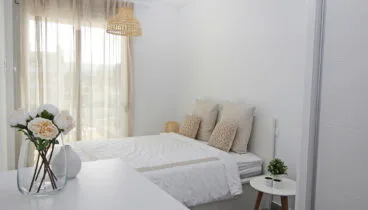 Habitación de un apartamento en alquiler en la urbanización Marina Real en Dénia – Quality Rent a Villa