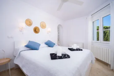 Una de las tres habitaciones de una casa de vacaciones en Dénia – Aguila Rent a Villa
