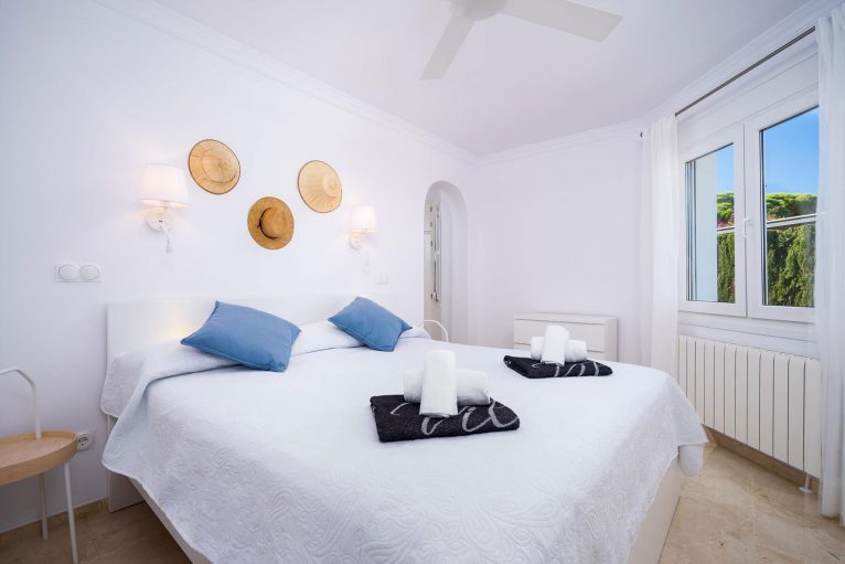 Una de las tres habitaciones de una casa de vacaciones en Dénia - Aguila Rent a Villa