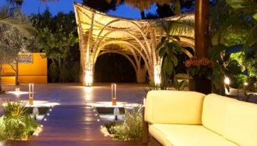 El exterior del Hotel Les Rotes de noche