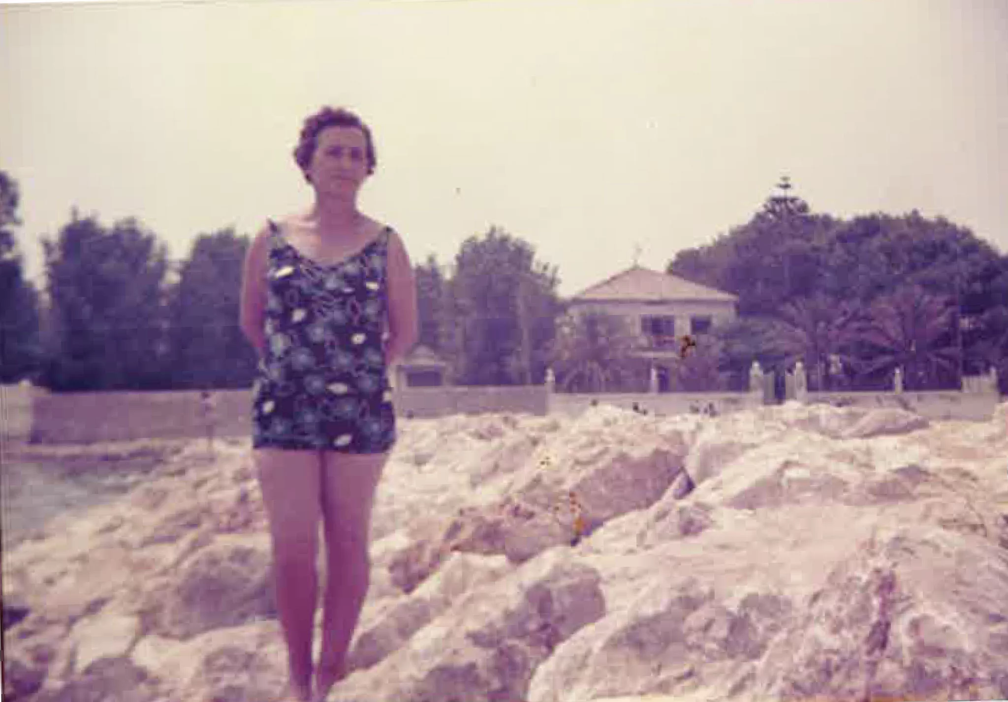 Teresa en la playa del Blay Beach en los años 70