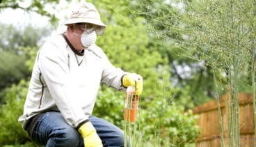 Jardinero con mascarilla