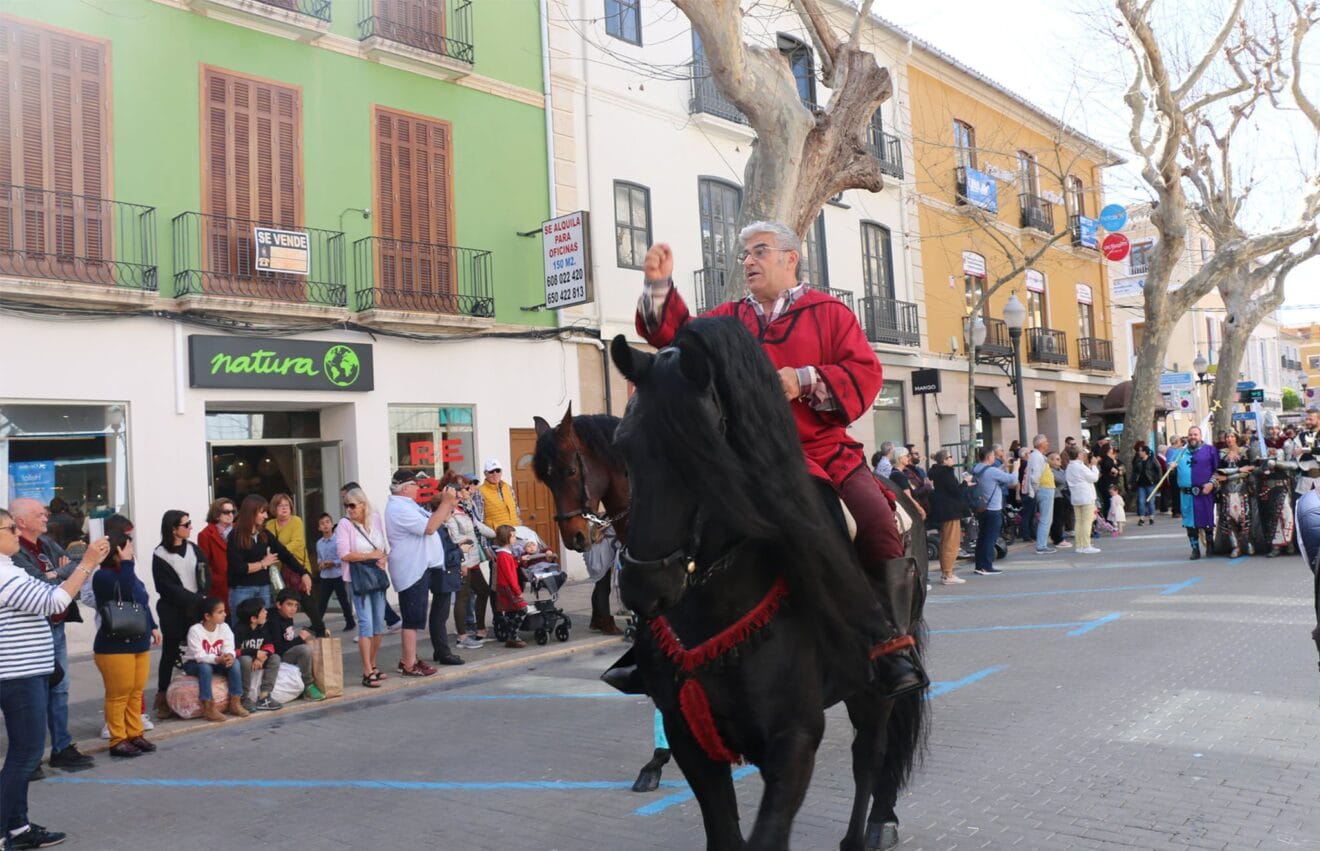 Jinete cabalgando en la entrada oficial del Mig Any