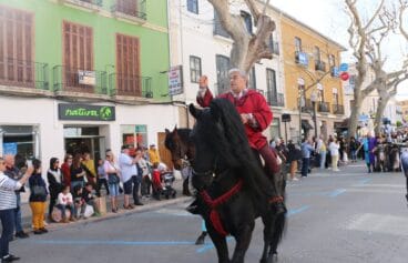 Jinete cabalgando en la entrada oficial del Mig Any