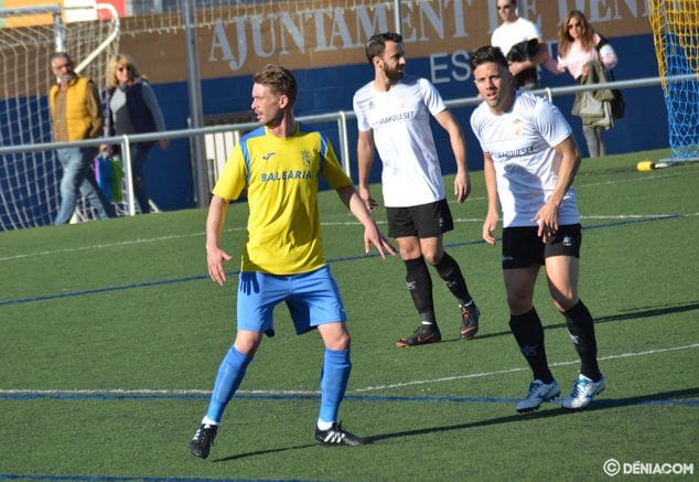 Imagen: Jordi rodeado de jugadores del Carcaixent