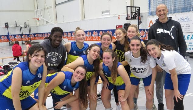 Imagen: Juan Luis Pérez con su equipo senior femenino del Dénia Básquet