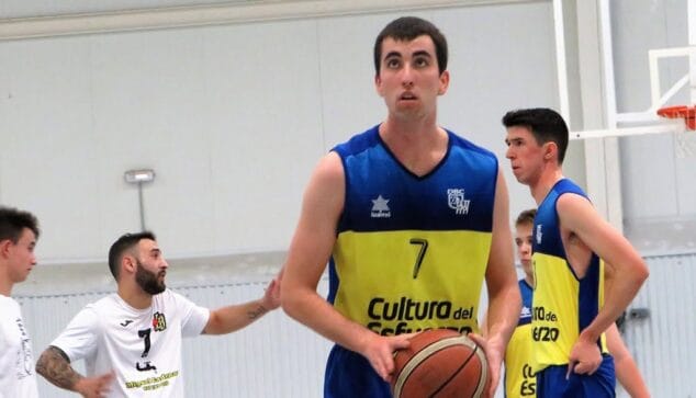 Imagen: Jugador dianense lanzando un tiro libre