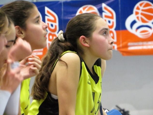 jugadora infantil en el banquillo