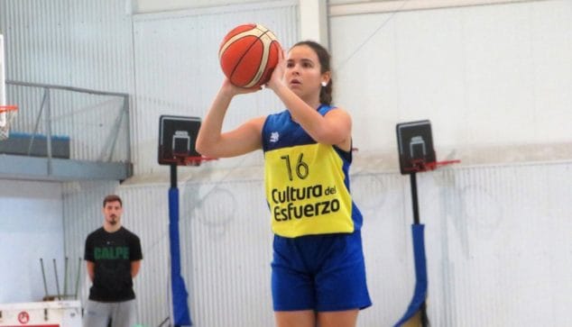Imagen: Jugadora junior lanzando un tiro libre