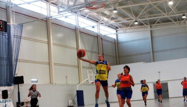 jugadora senior dianense entrando a canasta