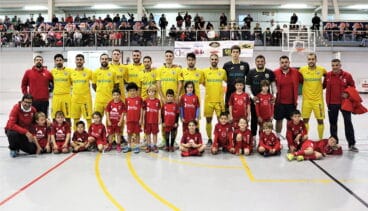 Jugadores del Mar Dénia con escolares del Paidos