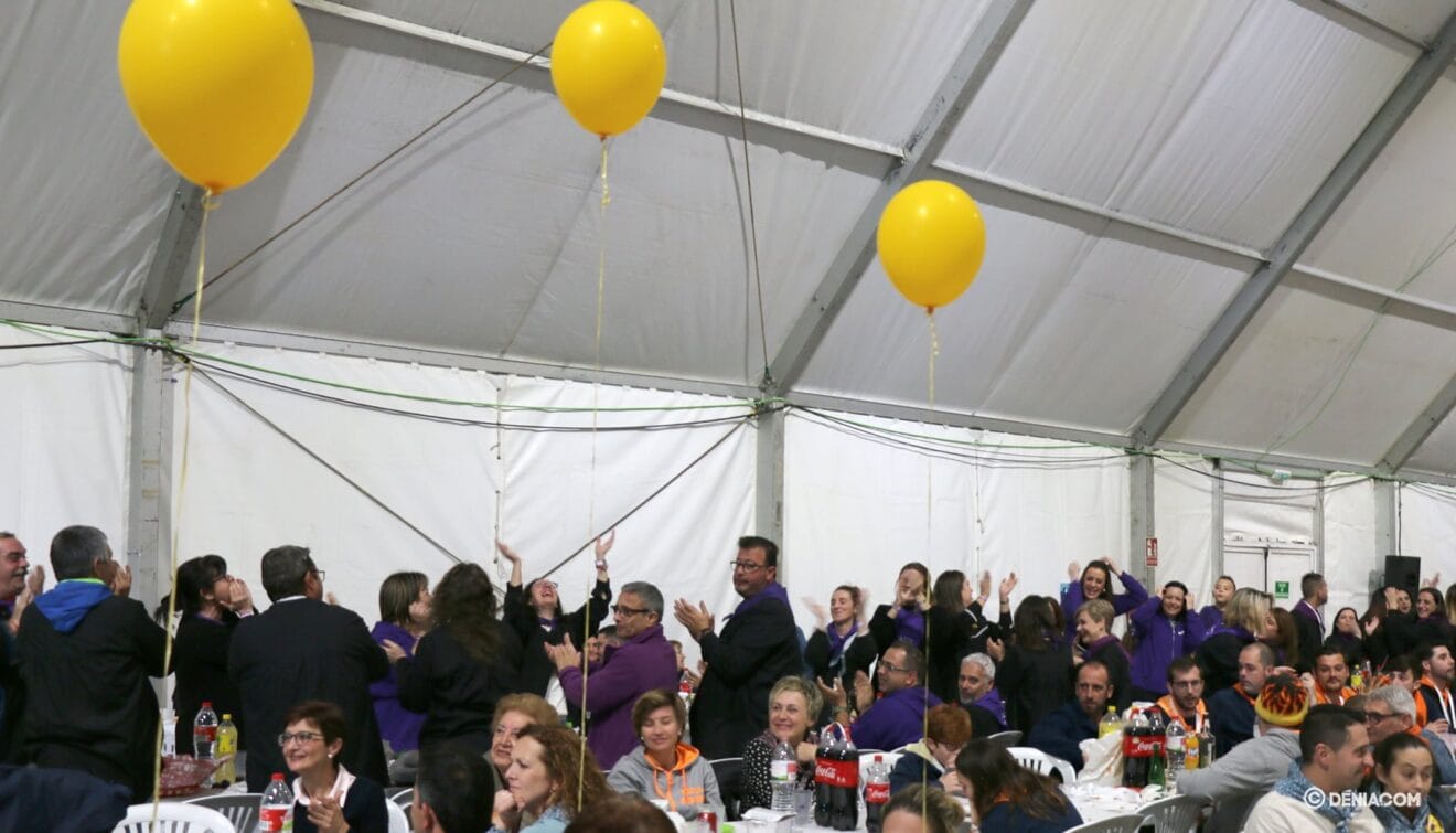 La Campaments celebrando un premio