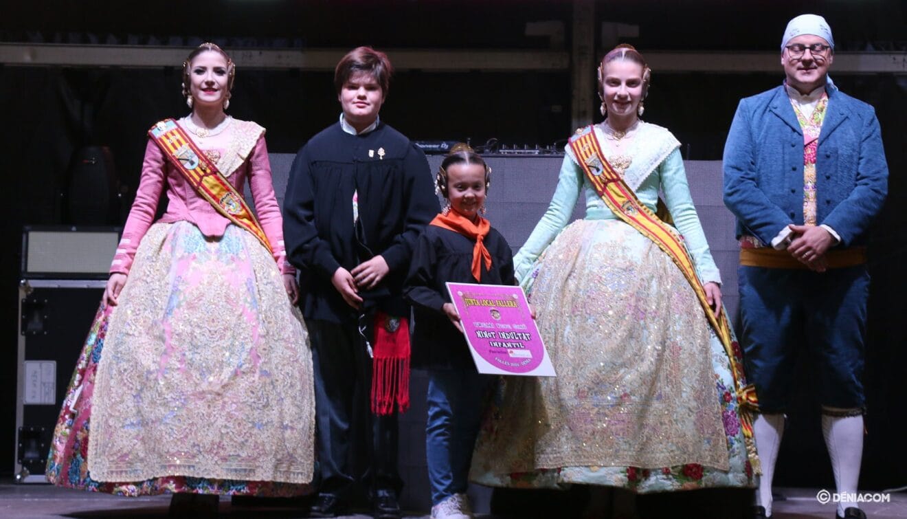 La Centro recoge el premio al Ninot Indultat Infantil
