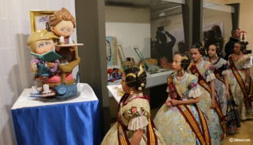 La corte de honor infantil visita la Exposición del Ninot 2020