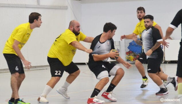 la defensa dianense durante un partido