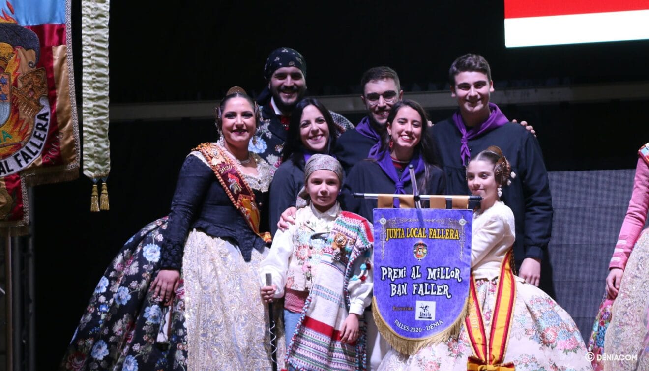 La Falla Campaments recogiendo uno de los premios