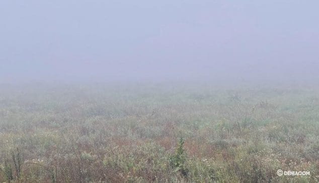 la niebla se posa sobre denia