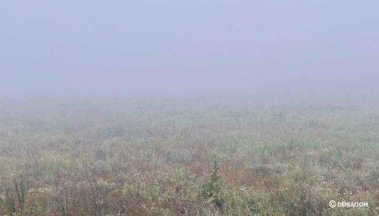 La niebla se posa sobre Dénia