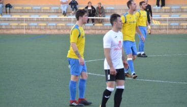 la pencc83a defensa dianense durante un partido