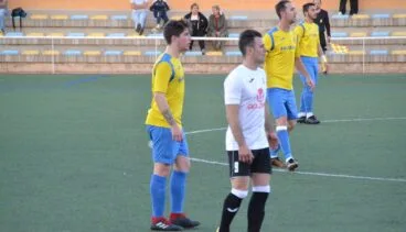la pencc83a defensa dianense durante un partido