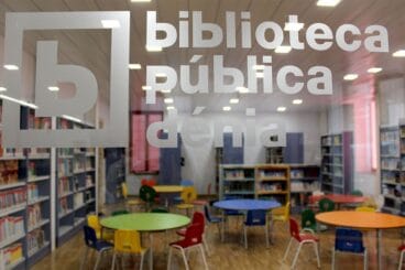 Logotipo de la Biblioteca Municipal de Dénia en la sala de lectura infantil