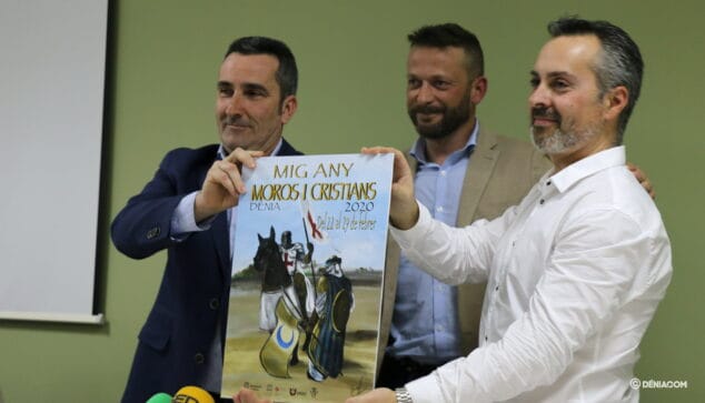 Imagen: Los capitanes sostienen el cartel de Mig Any