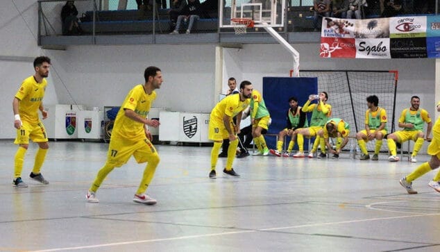 Imagen: Los dianenses en posición defensiva