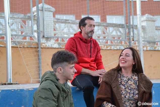 Tarjeta Verde para una madre dianense que denunció insultos en un partido de alevines 1 Imagen: Los padres con el árbitro del partido