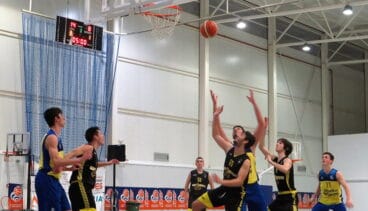 Lucha por un rebote de un jugador junior del Dénia Básquet