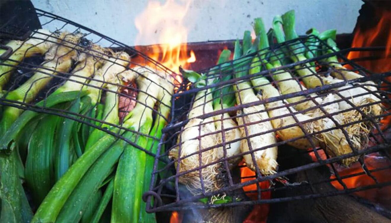 Tradicionales calçots a la brasa - Restaurante Voramar