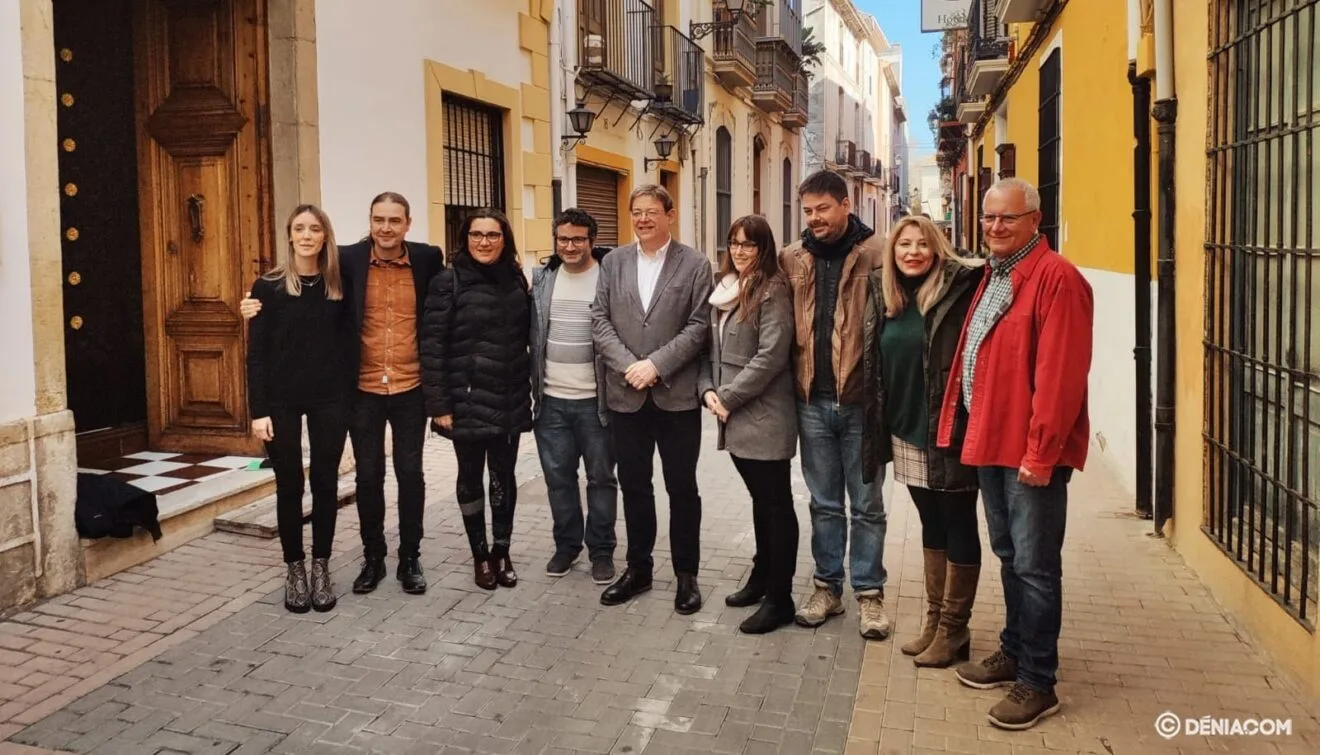 Miembros del Govern y del Ayuntamiento frente a la Biblioteca