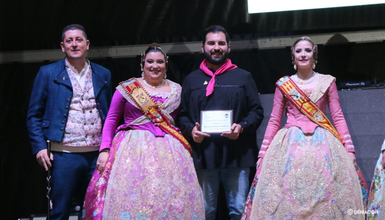 Miguel Ivars recogiendo un premio junto a los cargos de Baix la Mar