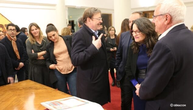 Imagen: Mónica Oltra observando el título de la ciudad