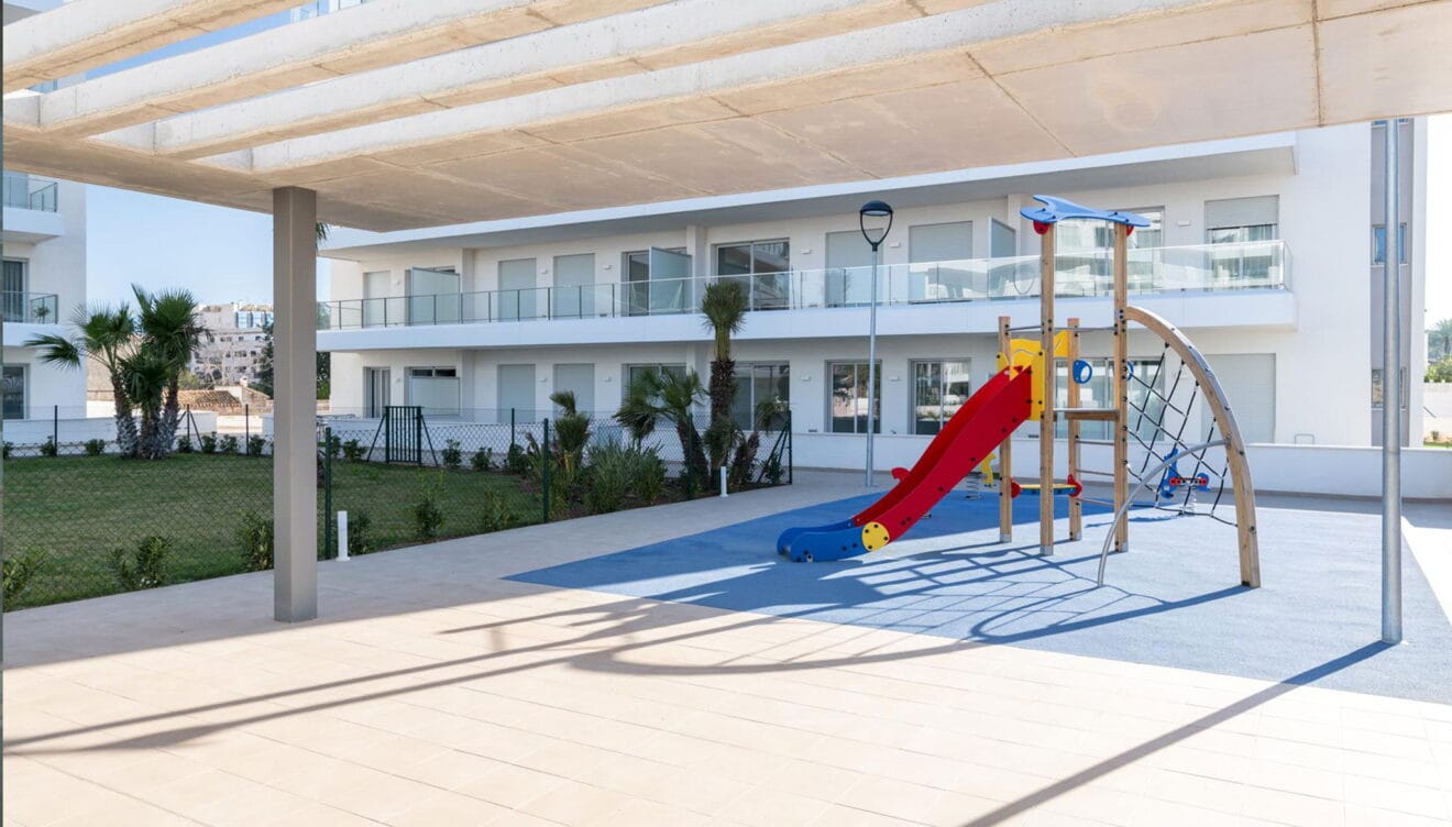 Parque infantil en las zonas comunes de un apartamento de vacaciones en Dénia - Quality Rent a Villa
