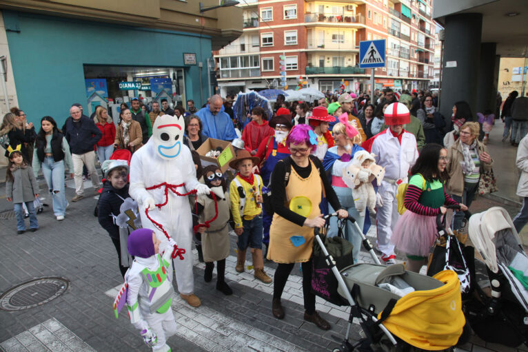 Pasacalles del Carnaval de Dénia por calle Quevedo
