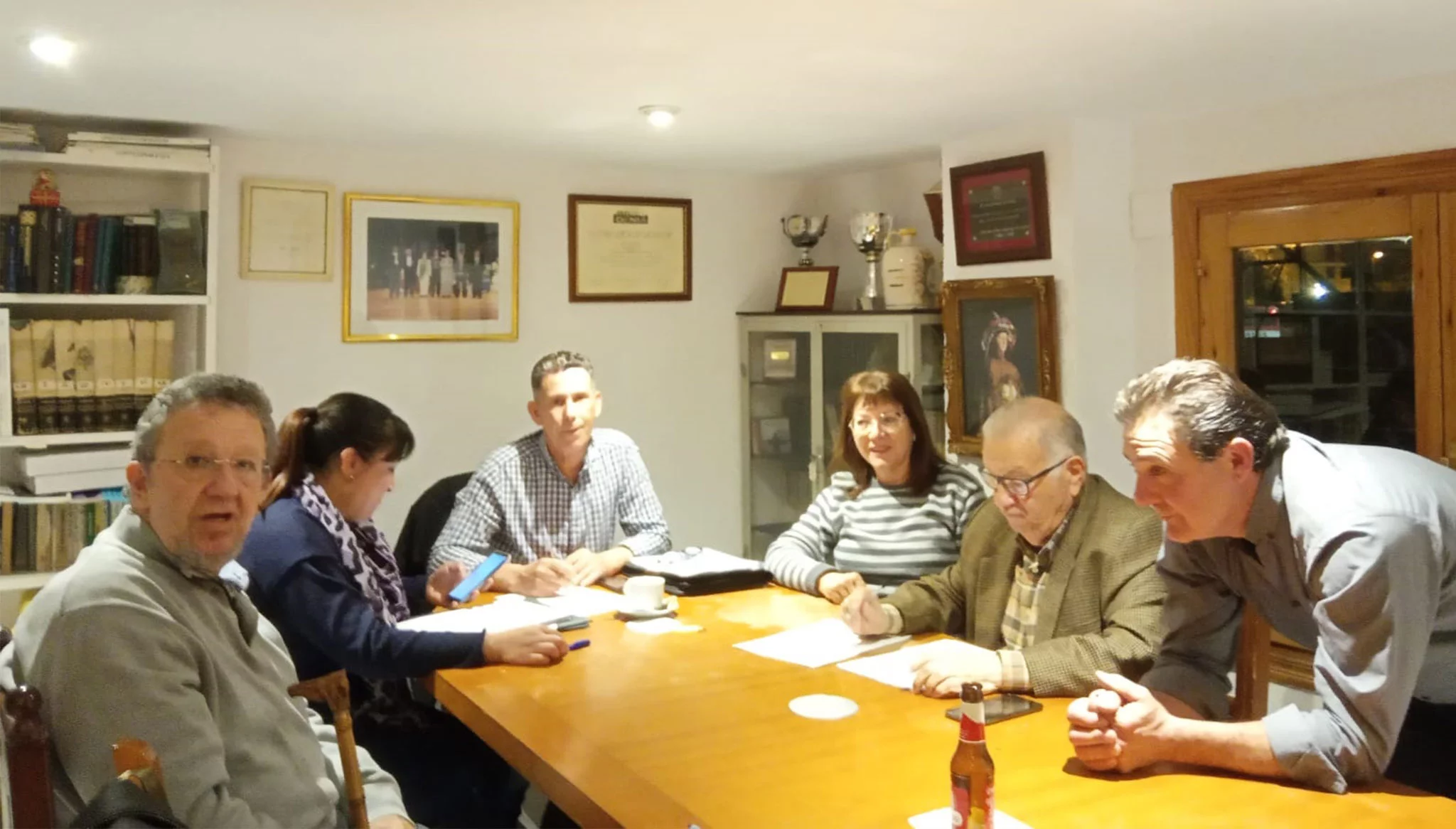 Junta directiva actual de la Casa de Andalucía: Pedro Ayala, a la izquierda de la foto; Eva Núñez, el presidente, Pedro González, Loli Cubiles, Tere Gisbert, Pepa Reyes