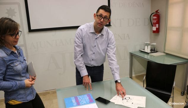 Imagen: Pepe Doménech muestra los planos del proyecto