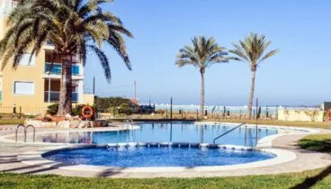 Piscina comunitaria de un apartamento a pie de playa en alquiler en Dénia – Deniasol