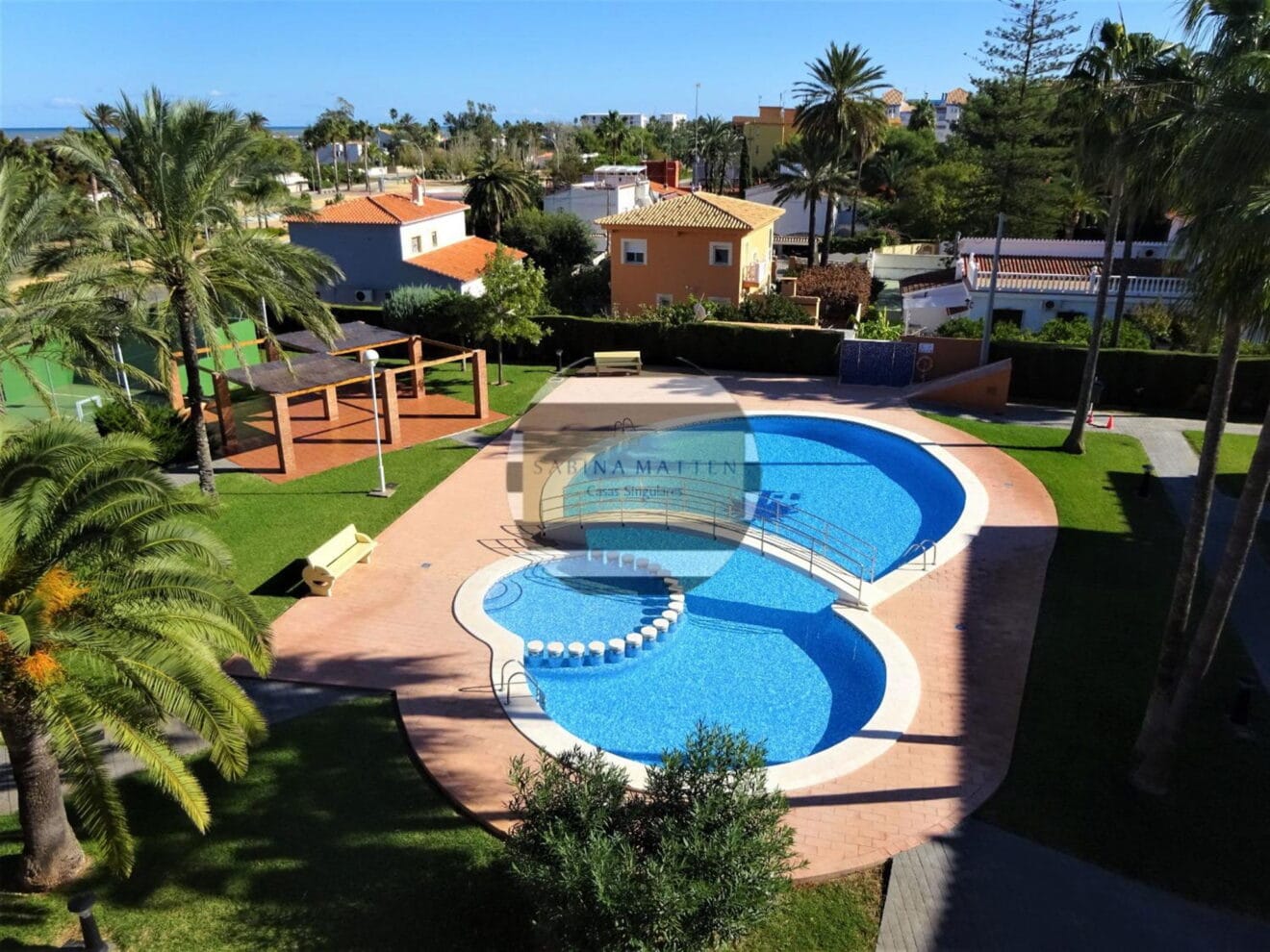 Piscina comunitaria de un ático en venta en Dénia - Casas Singulares